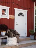 Vit ytterdörr Mälarvik från Leksandsdörren